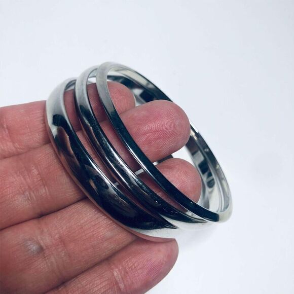 909 Monet lot of 3 smooth bangle signed silver tone bracelet - Picture 1 of 3